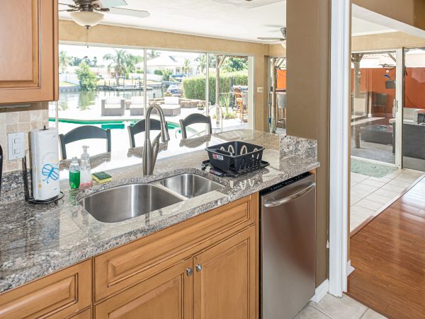 Waterfront 4 bedroom home with private pool in Tampa