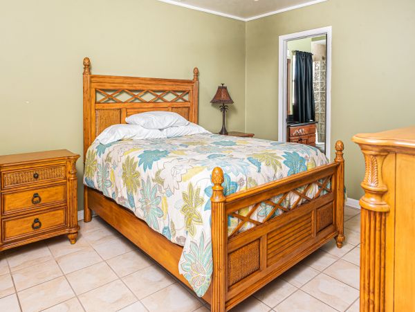 Waterfront 4 bedroom home with private pool in Tampa
