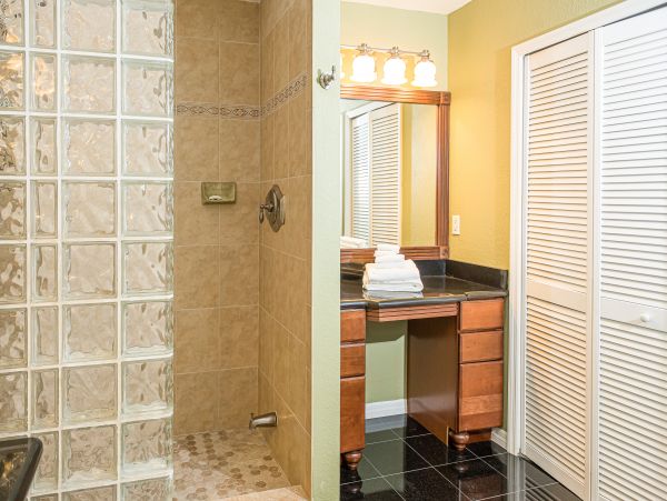 Waterfront 4 bedroom home with private pool in Tampa
