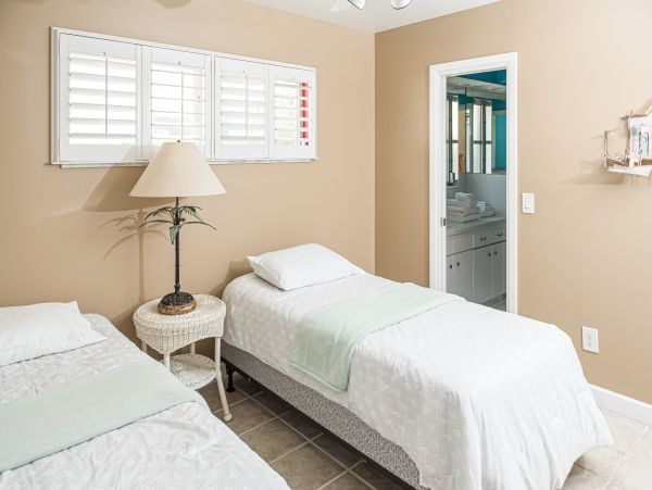 Waterfront 4 bedroom home with private pool in Tampa