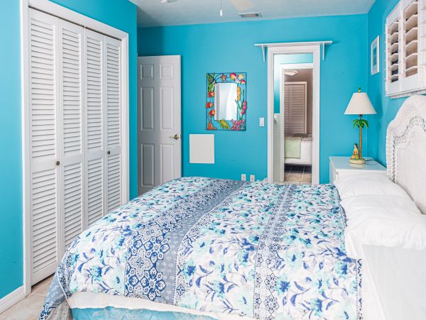 Waterfront 4 bedroom home with private pool in Tampa