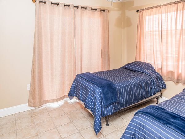 Waterfront 4 bedroom home with private pool in Tampa