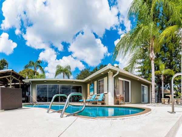Waterfront 4 bedroom home with private pool in Tampa