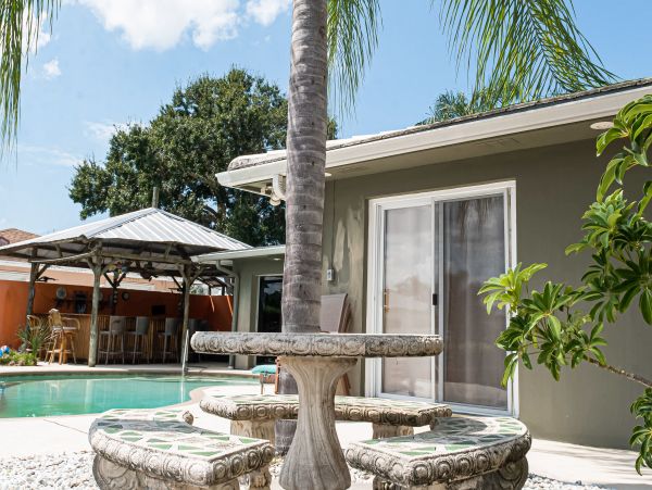 Waterfront 4 bedroom home with private pool in Tampa
