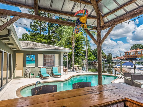Waterfront 4 bedroom home with private pool in Tampa