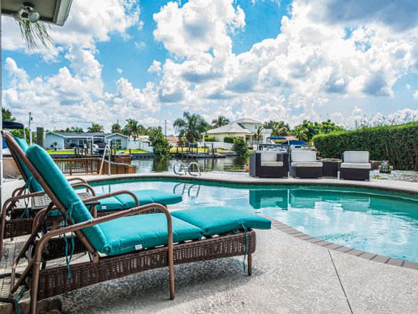 Waterfront 4 bedroom home with private pool in Tampa