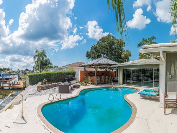 Waterfront 4 bedroom home with private pool in Tampa