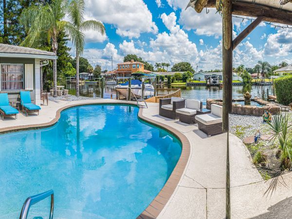 Waterfront 4 bedroom home with private pool in Tampa