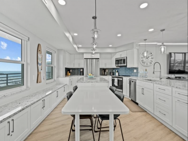 Luxury Beachfront Condo 4-Bedroom with Stunning Views in Siesta Key
