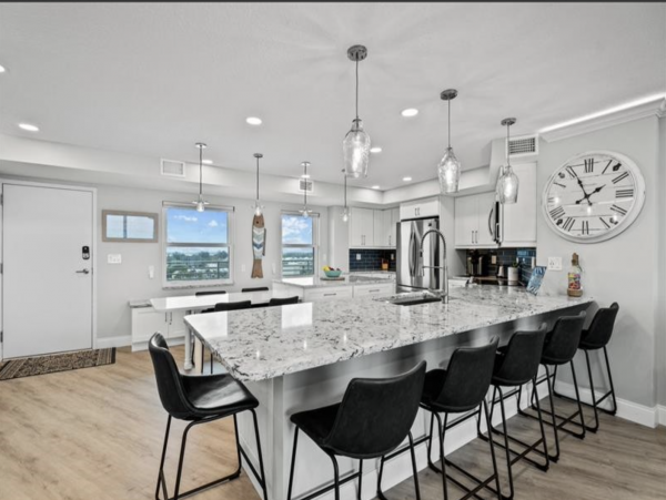 Luxury Beachfront Condo 4-Bedroom with Stunning Views in Siesta Key