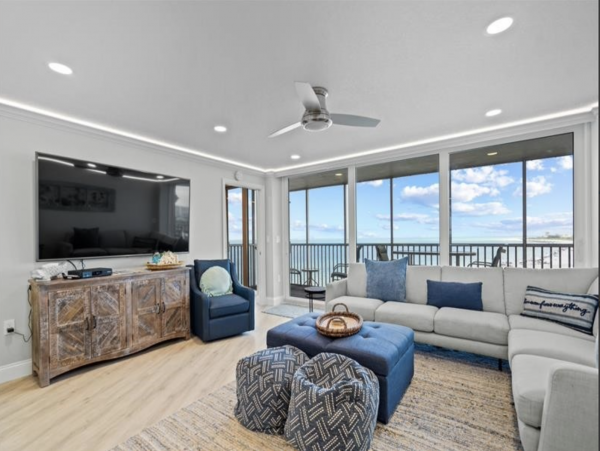Luxury Beachfront Condo 4-Bedroom with Stunning Views in Siesta Key