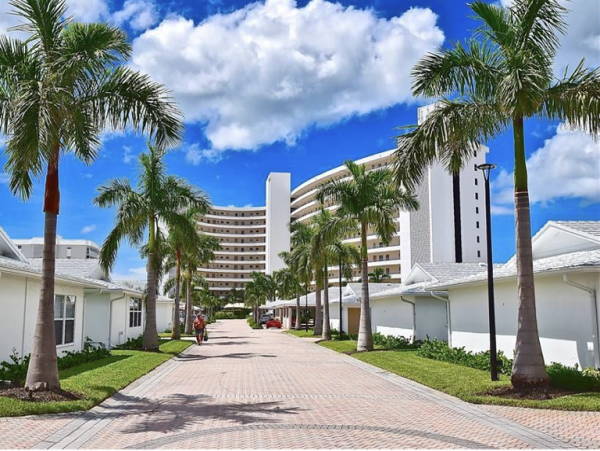 Luxury Beachfront Condo 4-Bedroom with Stunning Views in Siesta Key
