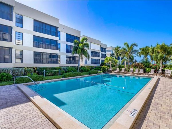 Luxury Three Bedroom Sanibel Condo with Full Views of The Gulf.