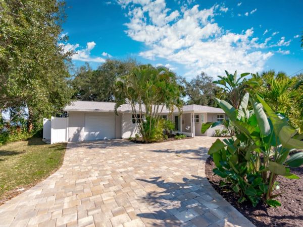 Bayfront Paradise Steps from the Beach in Manasota Key