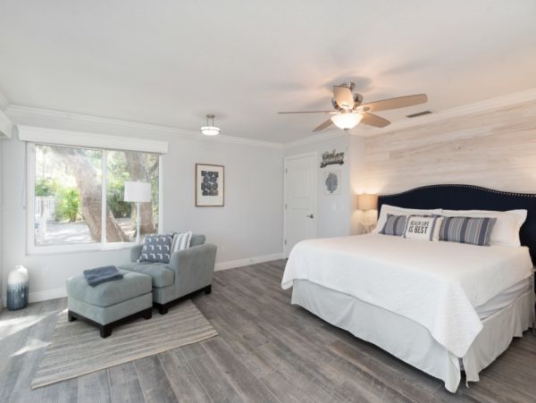 Bayfront Paradise Steps from the Beach in Manasota Key