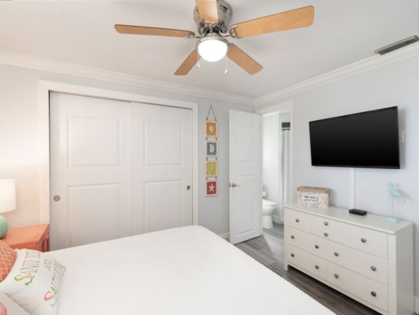 Bayfront Paradise Steps from the Beach in Manasota Key
