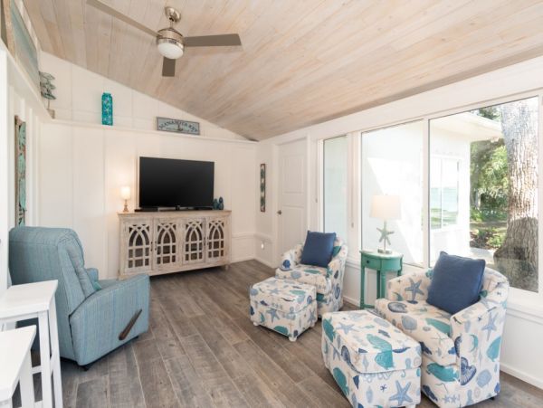 Bayfront Paradise Steps from the Beach in Manasota Key
