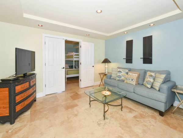 Beachfront Penthouse Sleeps 14