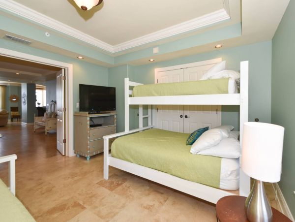 Beachfront Penthouse Sleeps 14