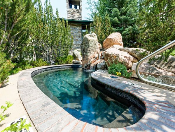 Charming Three Bedroom Townhome Sleeps 9