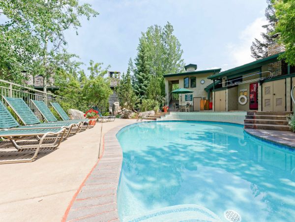 Charming Three Bedroom Townhome Sleeps 9