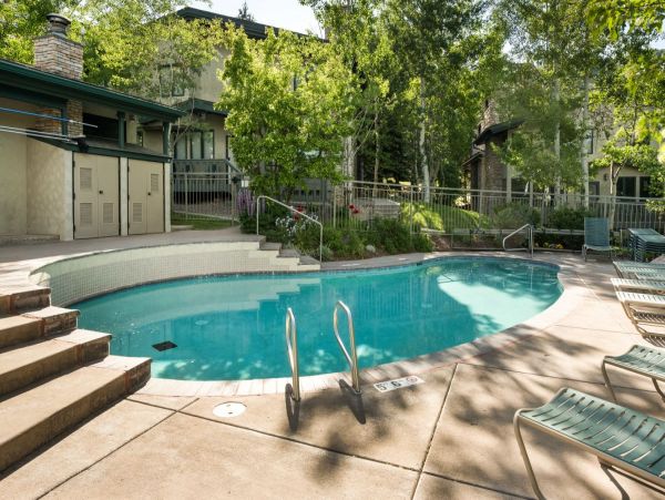 Charming Three Bedroom Townhome Sleeps 9