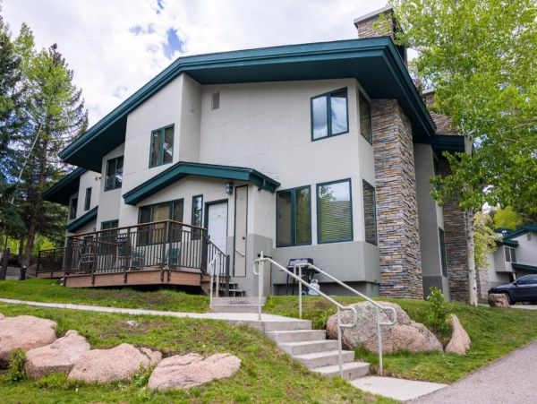 Charming Three Bedroom Townhome Sleeps 9