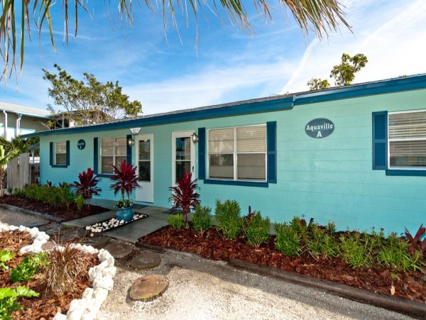 Duplex w/ private pool 5 min walk from Pine Ave and Beach