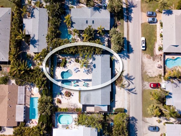 Duplex w/ private pool 5 min walk from Pine Ave and Beach
