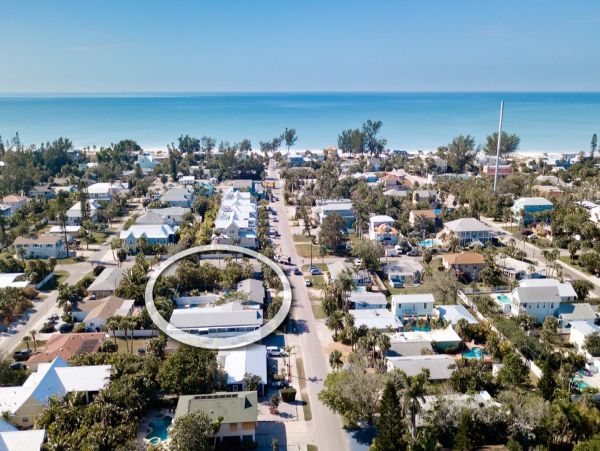 Duplex w/ private pool 5 min walk from Pine Ave and Beach