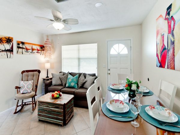 Duplex w/ private pool 5 min walk from Pine Ave and Beach