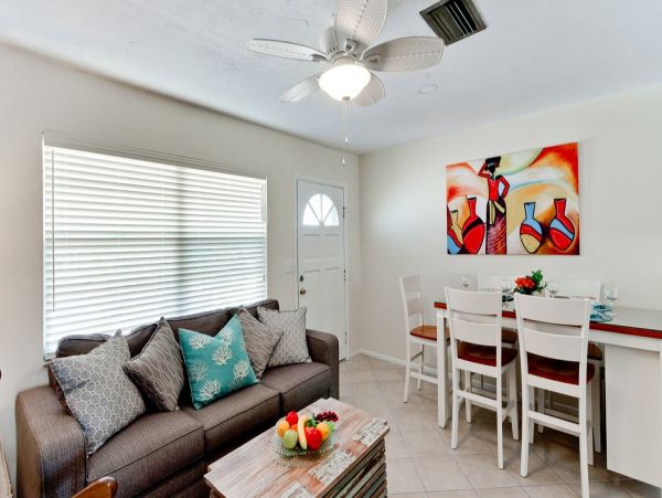 Duplex w/ private pool 5 min walk from Pine Ave and Beach