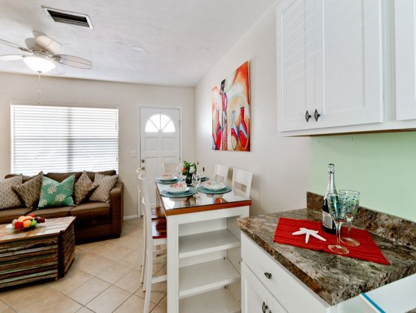 Duplex w/ private pool 5 min walk from Pine Ave and Beach