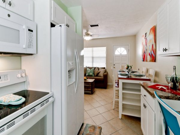 Duplex w/ private pool 5 min walk from Pine Ave and Beach