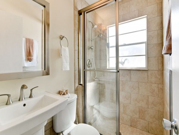 Duplex w/ private pool 5 min walk from Pine Ave and Beach