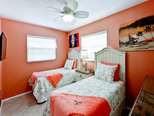 Duplex w/ private pool 5 min walk from Pine Ave and Beach