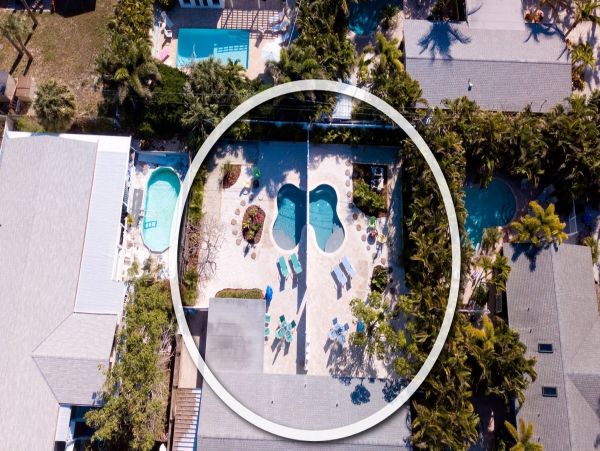 Duplex w/ private pool 5 min walk from Pine Ave and Beach