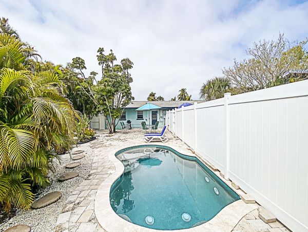 Duplex w/ private pool 5 min walk from Pine Ave and Beach