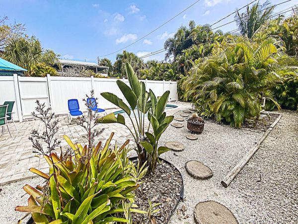 Duplex w/ private pool 5 min walk from Pine Ave and Beach