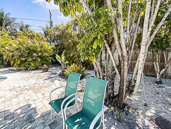 Duplex w/ private pool 5 min walk from Pine Ave and Beach