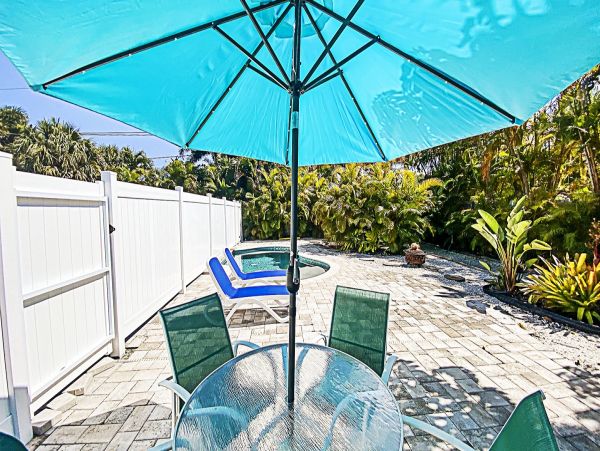 Duplex w/ private pool 5 min walk from Pine Ave and Beach