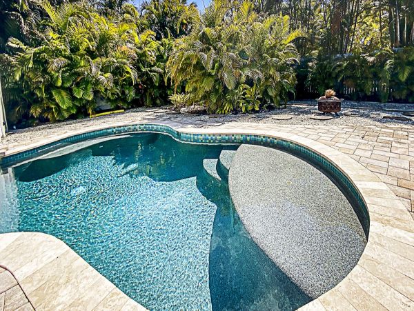 Duplex w/ private pool 5 min walk from Pine Ave and Beach
