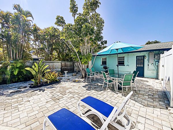 Duplex w/ private pool 5 min walk from Pine Ave and Beach