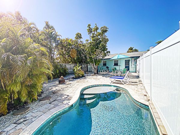 Duplex w/ private pool 5 min walk from Pine Ave and Beach