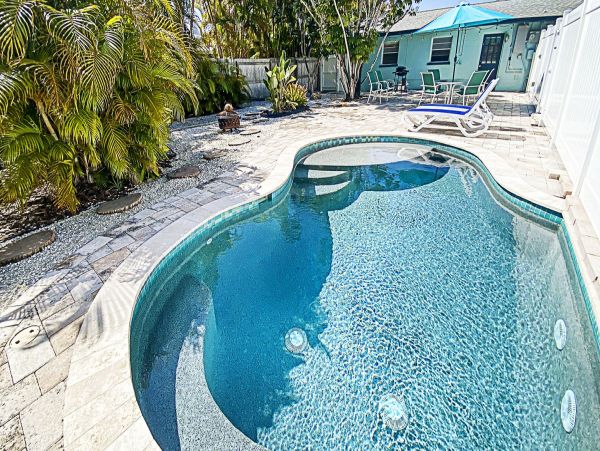 Duplex w/ private pool 5 min walk from Pine Ave and Beach