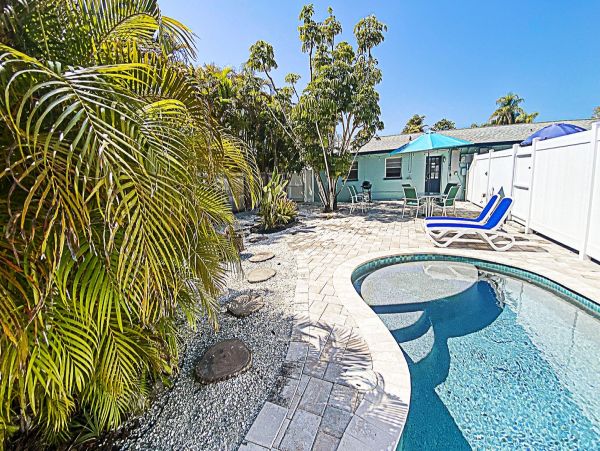 Duplex w/ private pool 5 min walk from Pine Ave and Beach