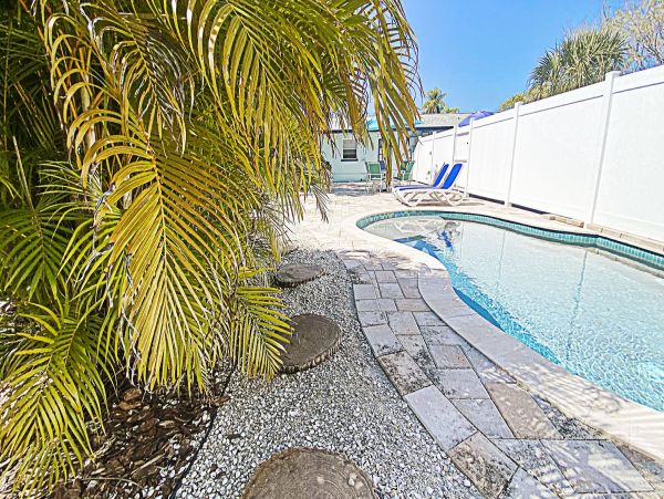 Duplex w/ private pool 5 min walk from Pine Ave and Beach