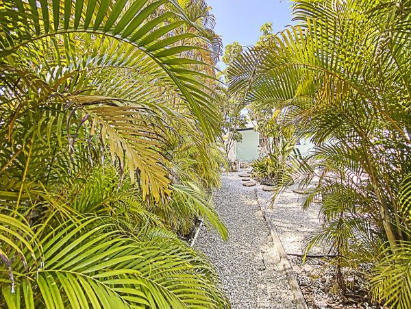 Duplex w/ private pool 5 min walk from Pine Ave and Beach