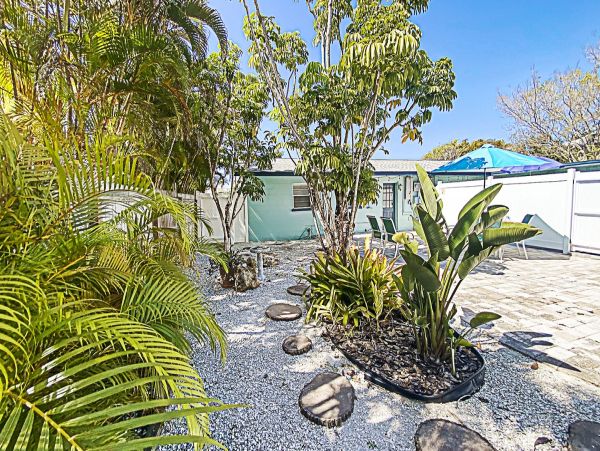 Duplex w/ private pool 5 min walk from Pine Ave and Beach