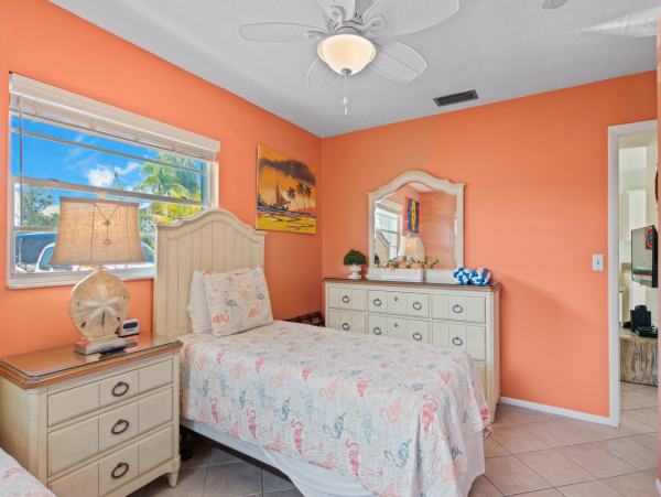 Duplex w/ private pool 5 min walk from Pine Ave and Beach